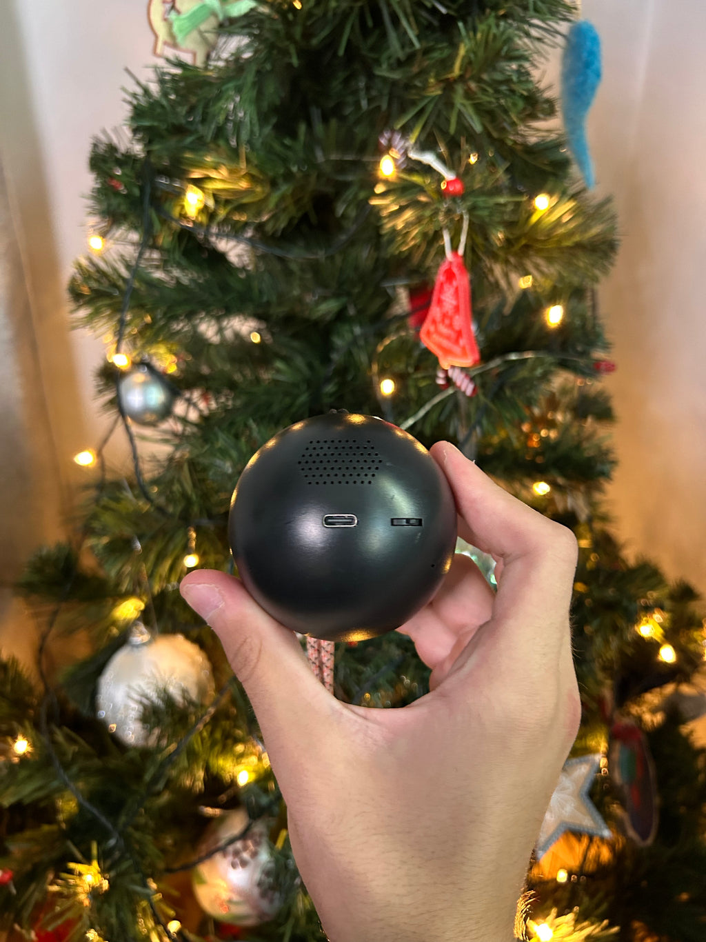 Memory Orb in black, back with speaker, USB-C port and switch